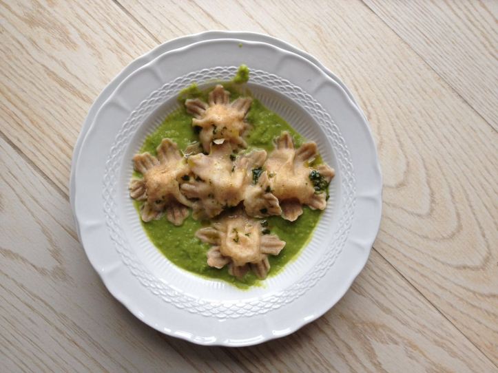 Ricetta pasta di fiorni con farina di solina e farro integrale su vellutata di piselli - La cucina Pia