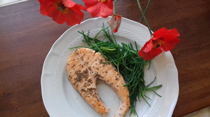 trancio di salmone con insalata di agretti