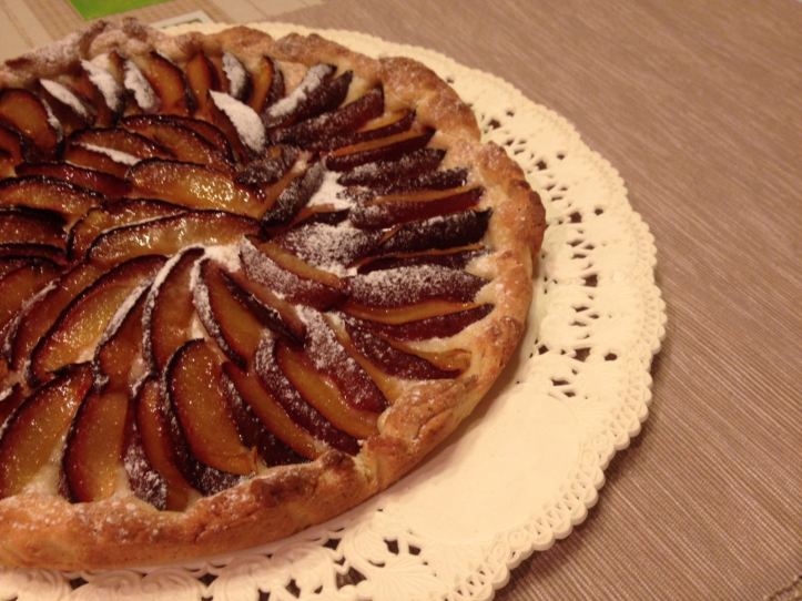 crostata di prugne intera