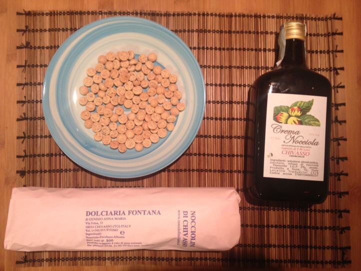 bottiglia-pacco-e-piatto-di-noccioline-di-chivasso
